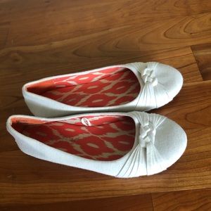 Women's white Twisted flats